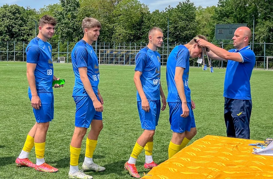 Group of people playing mini football Группа людей играющих в мини-футбол