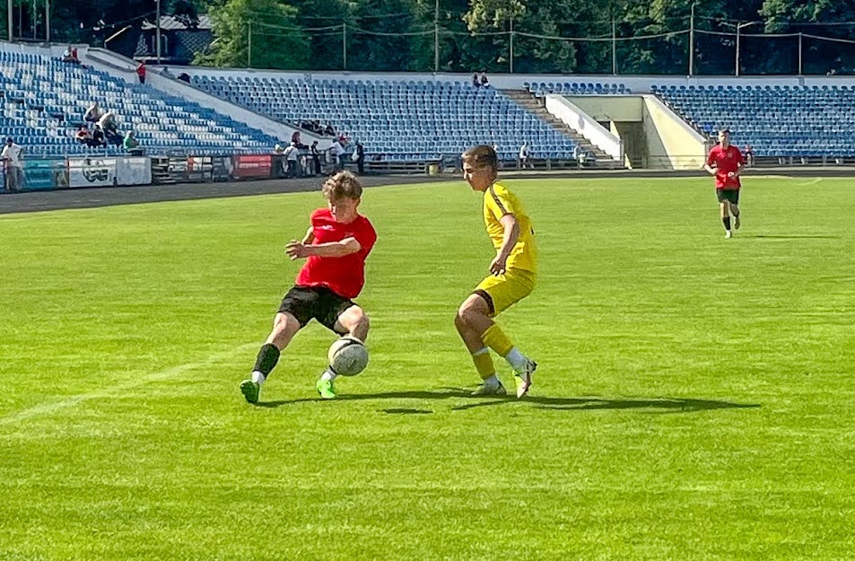 Group of people playing mini football Группа людей играющих в мини-футбол