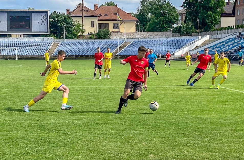 Group of people playing mini football Группа людей играющих в мини-футбол