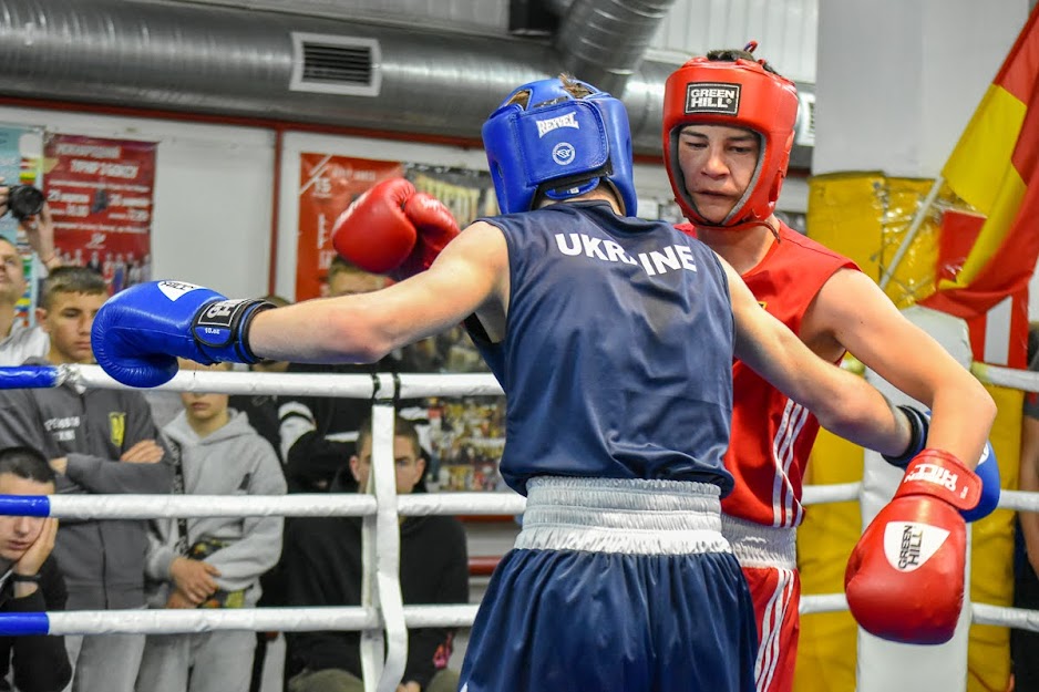 Group of people boxing Группа людей які боксують