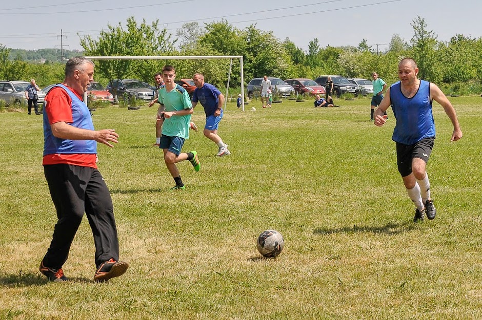 Group of people playing mini football Группа людей играющих в мини-футбол