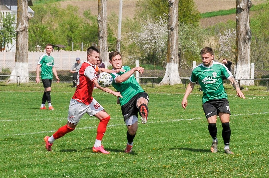 Group of people playing mini football Группа людей играющих в мини-футбол