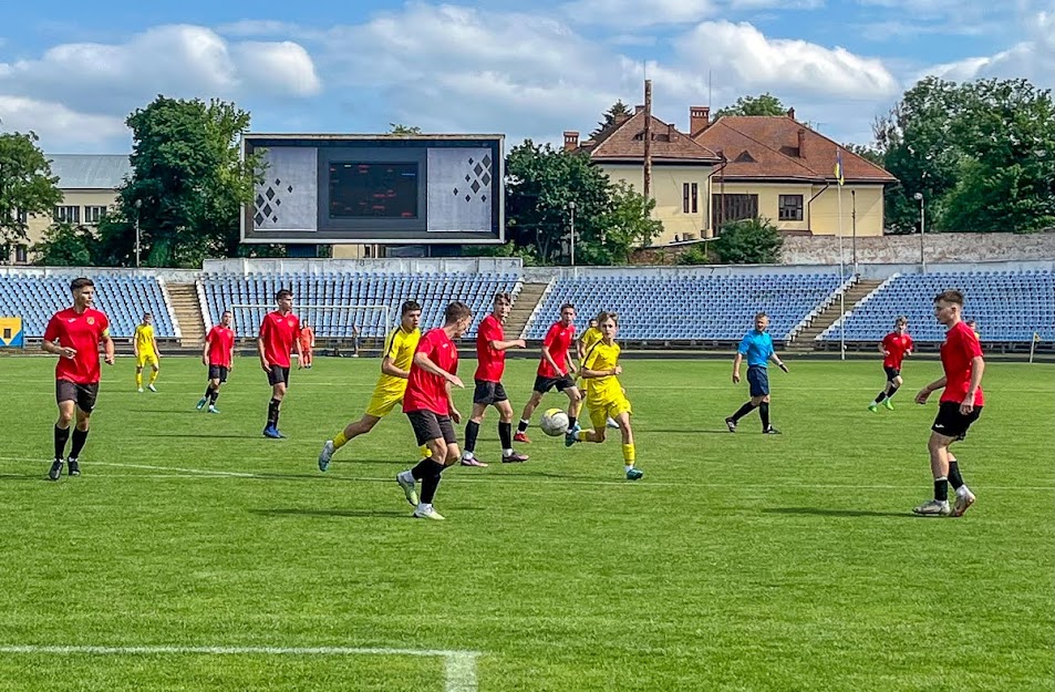 Group of people playing mini football Группа людей играющих в мини-футбол