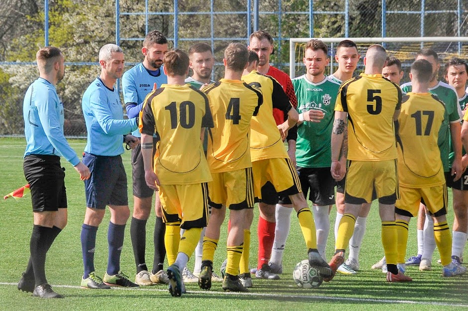 Group of people playing mini football Группа людей играющих в мини-футбол