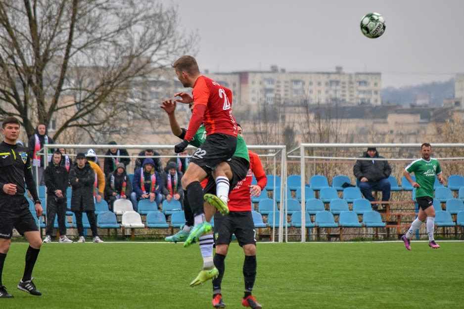 Group of people playing mini football Группа людей играющих в мини-футбол