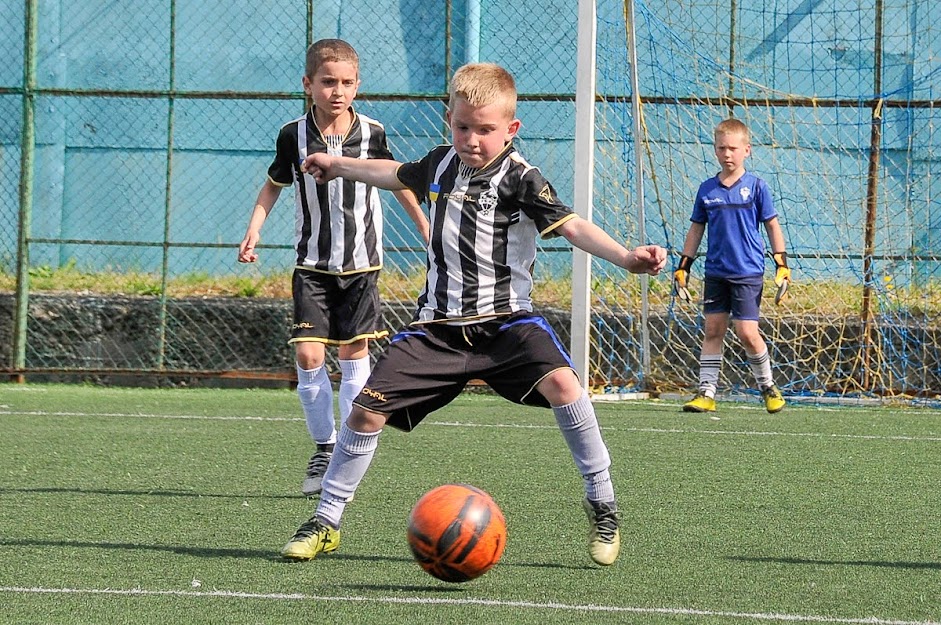 Group of people playing mini football Группа людей играющих в мини-футбол