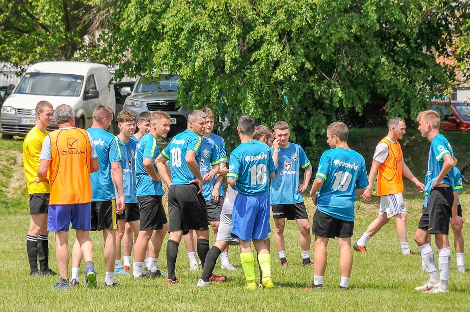 Group of people playing mini football Группа людей играющих в мини-футбол