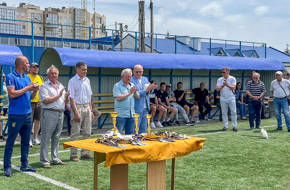 Group of people playing mini football Группа людей играющих в мини-футбол