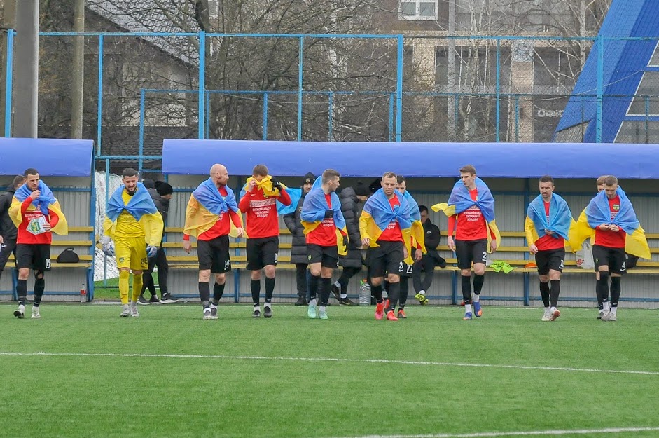 Group of people playing mini football Группа людей играющих в мини-футбол