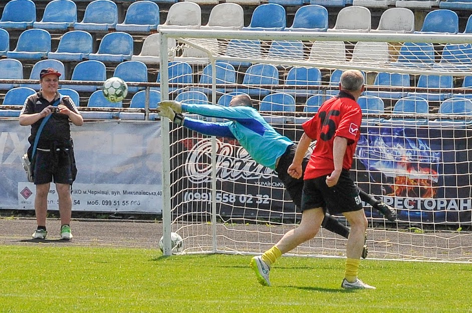 Group of people playing mini football Группа людей играющих в мини-футбол