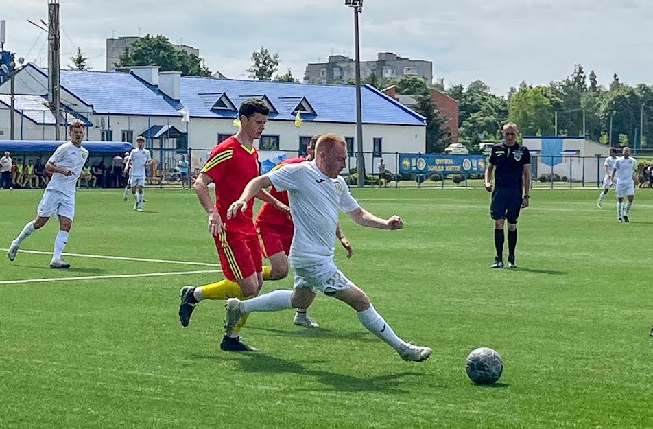 Group of people playing mini football Группа людей играющих в мини-футбол