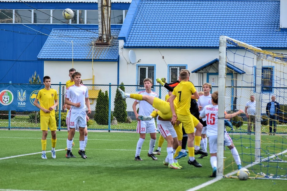 Group of people playing mini football Группа людей играющих в мини-футбол