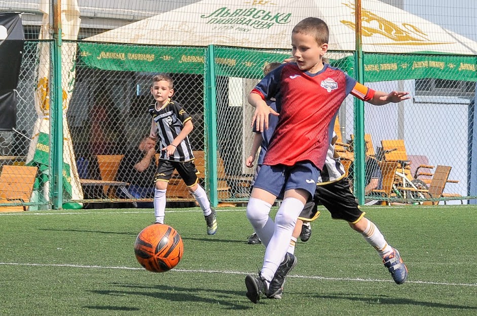 Group of people playing mini football Группа людей играющих в мини-футбол