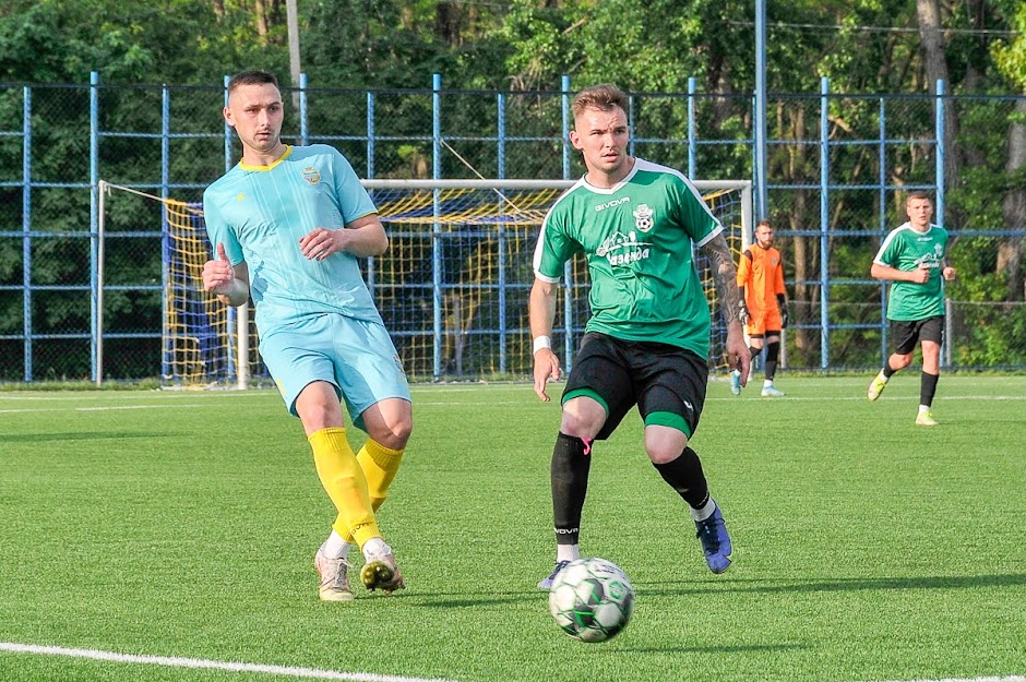 Group of people playing mini football Группа людей играющих в мини-футбол