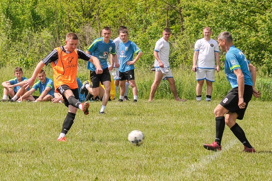 Group of people playing mini football Группа людей играющих в мини-футбол