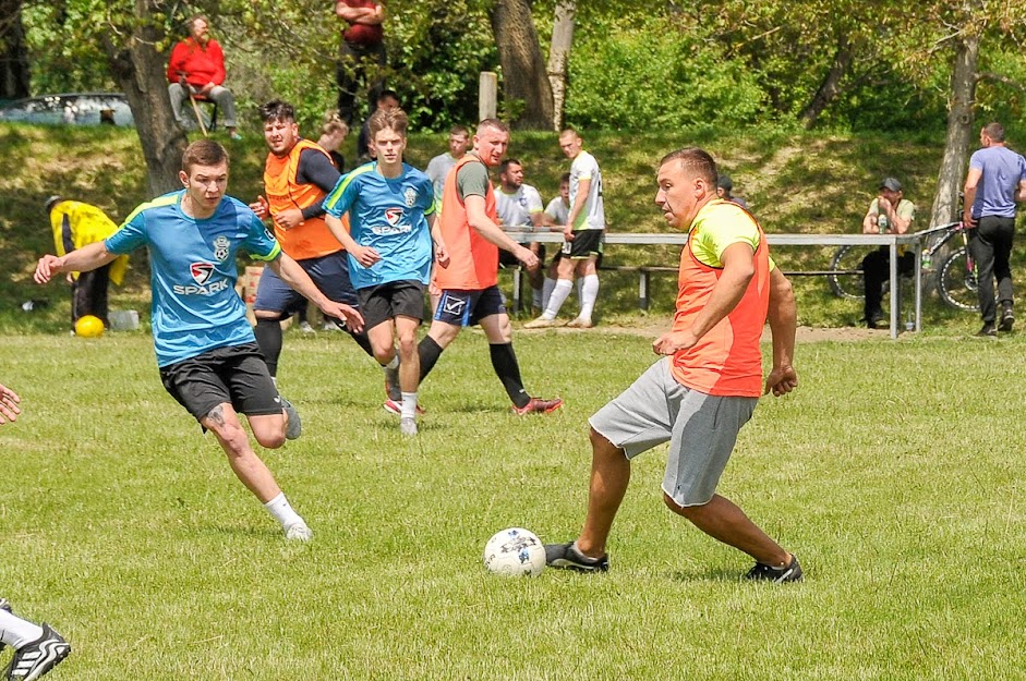 Group of people playing mini football Группа людей играющих в мини-футбол