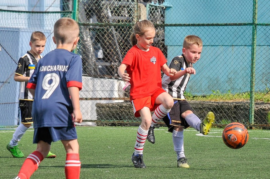 Group of people playing mini football Группа людей играющих в мини-футбол