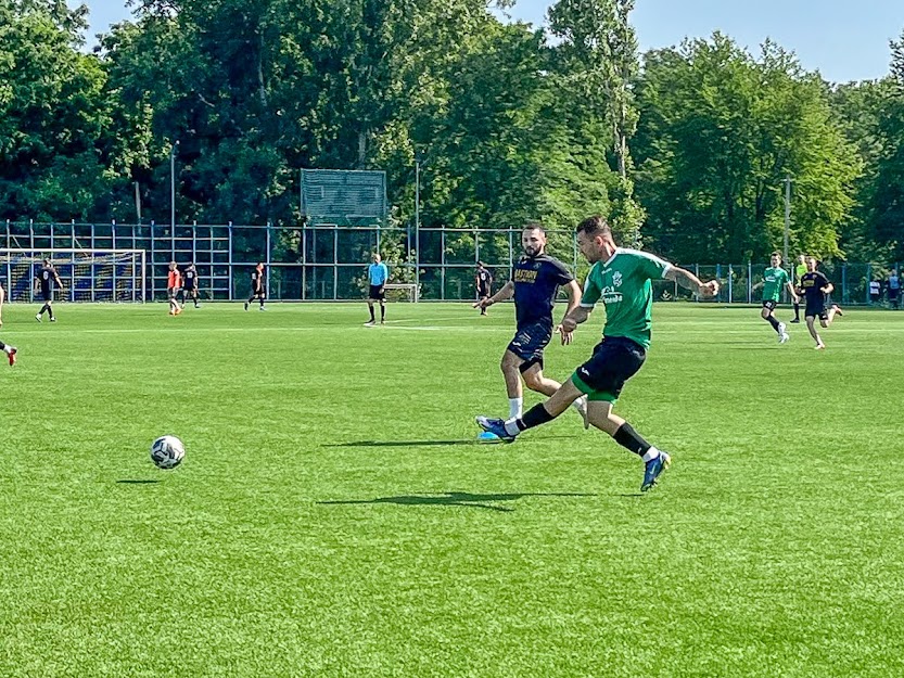 Group of people playing mini football Группа людей играющих в мини-футбол