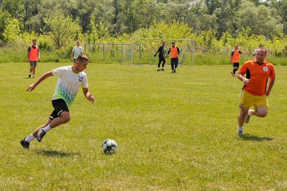 Group of people playing mini football Группа людей играющих в мини-футбол