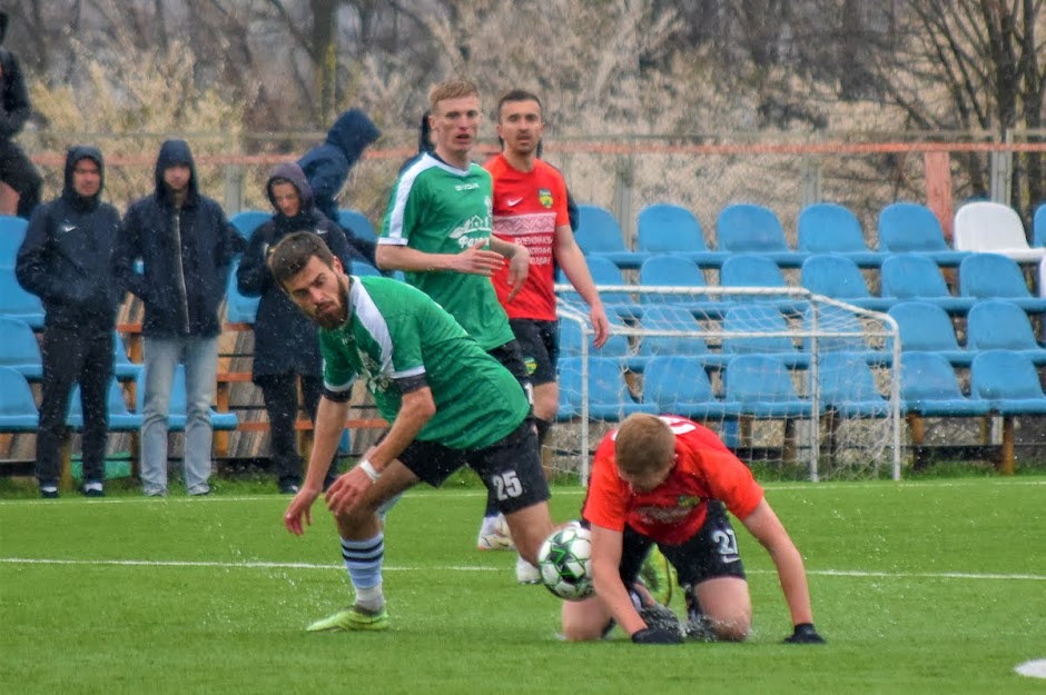 Group of people playing mini football Группа людей играющих в мини-футбол