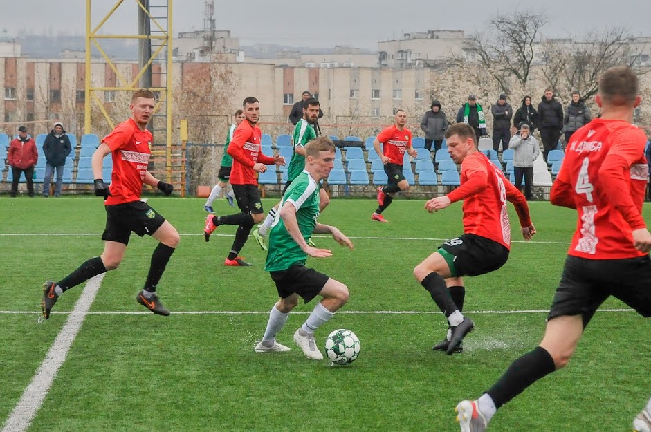 Group of people playing mini football Группа людей играющих в мини-футбол