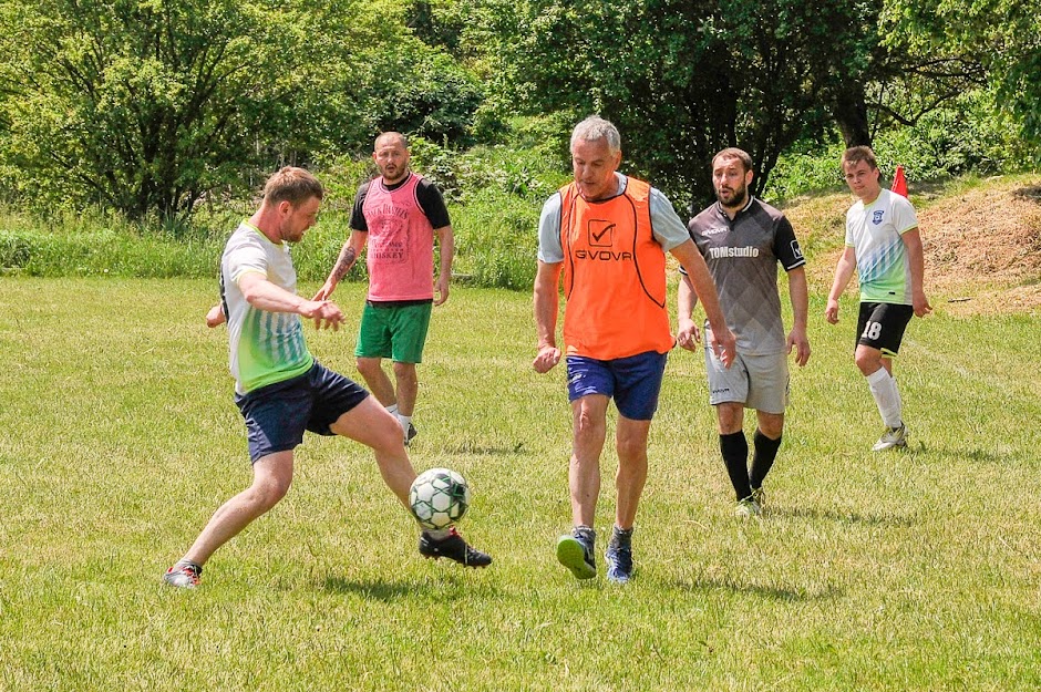 Group of people playing mini football Группа людей играющих в мини-футбол