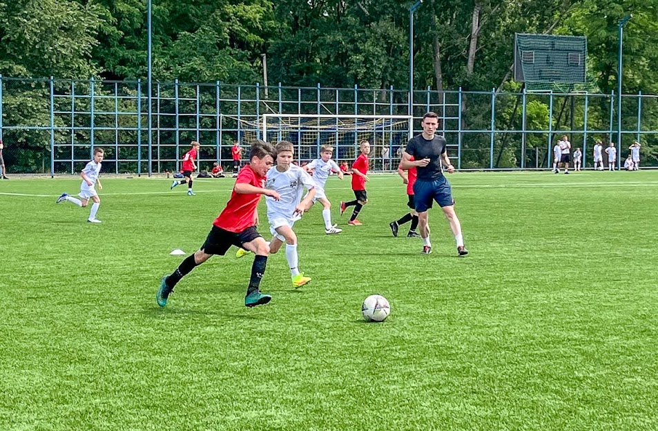 Group of people playing mini football Группа людей играющих в мини-футбол