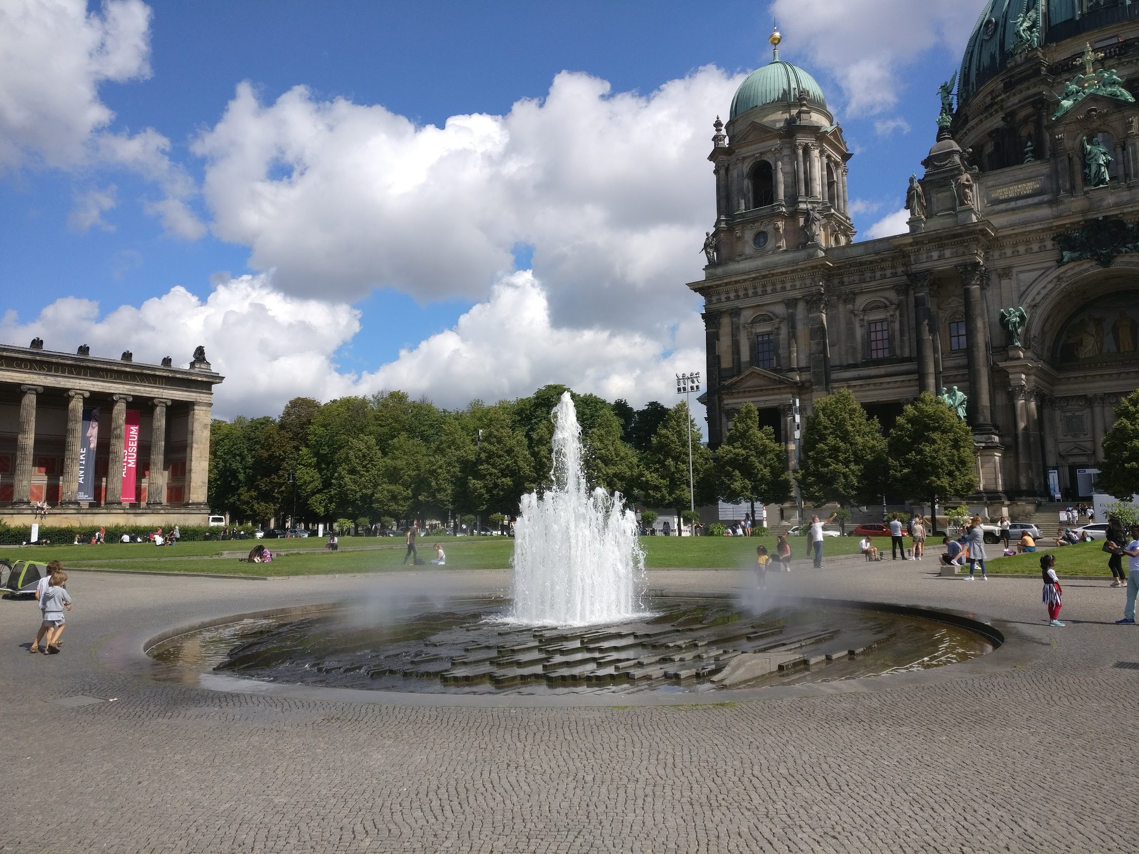 Fountain in front of the Berliner Dom