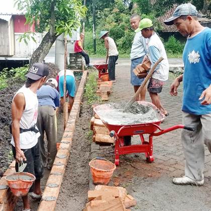 Desa Beran Kecamatan Ngawi Bangun Drainase di Wilayah Dusun Belukan Dalam Berita Sinar Ngawi