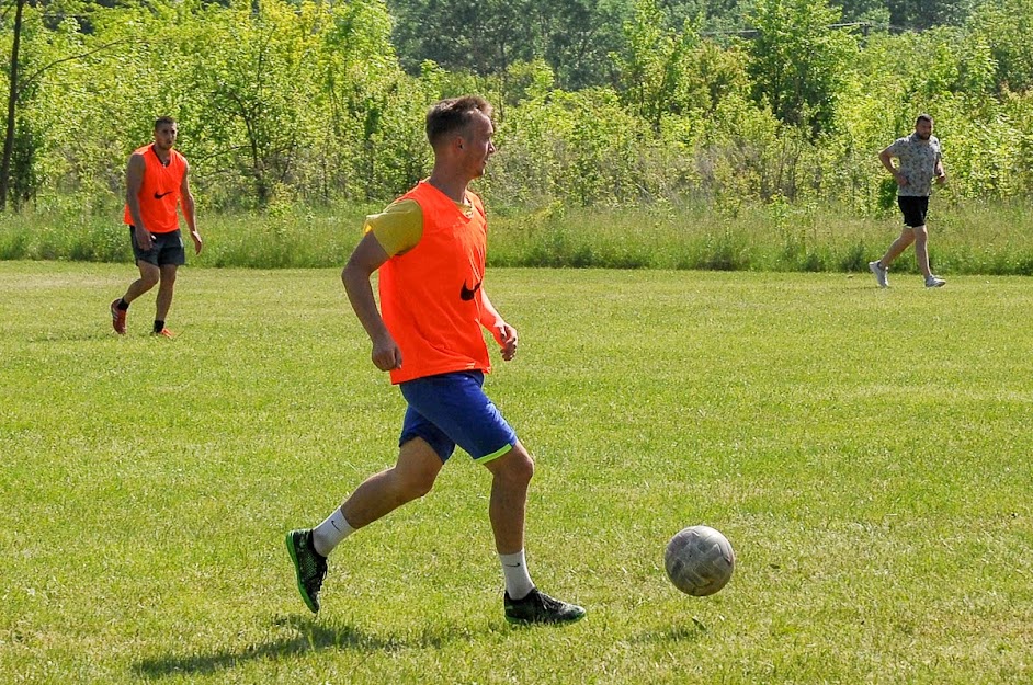 Group of people playing mini football Группа людей играющих в мини-футбол