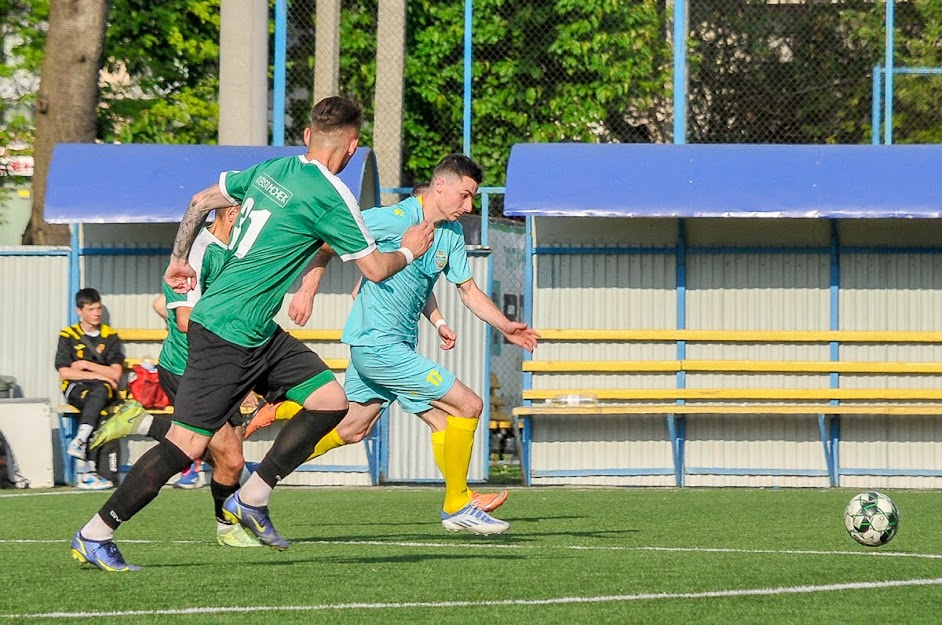 Group of people playing mini football Группа людей играющих в мини-футбол