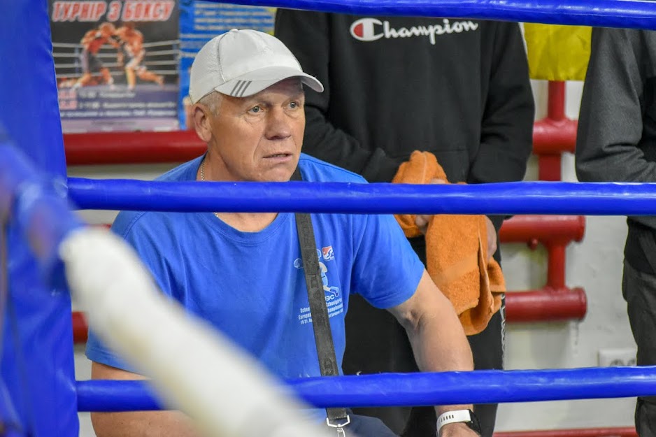 Group of people boxing Группа людей які боксують