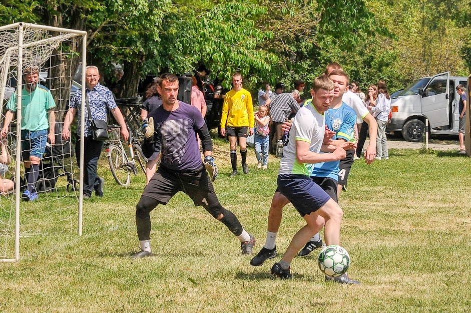 Group of people playing mini football Группа людей играющих в мини-футбол