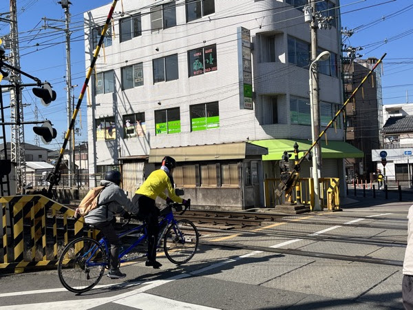 走り去っていく二人乗り自転車