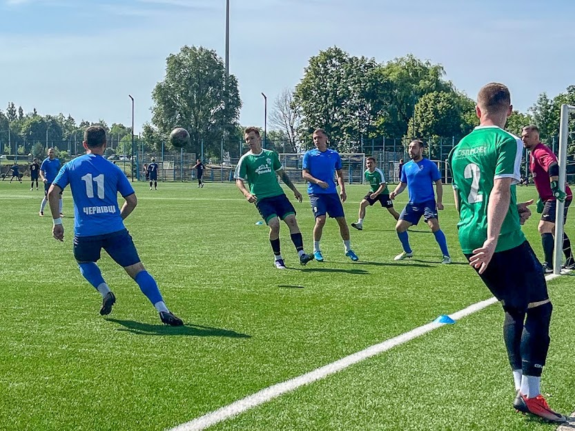 Group of people playing mini football Группа людей играющих в мини-футбол