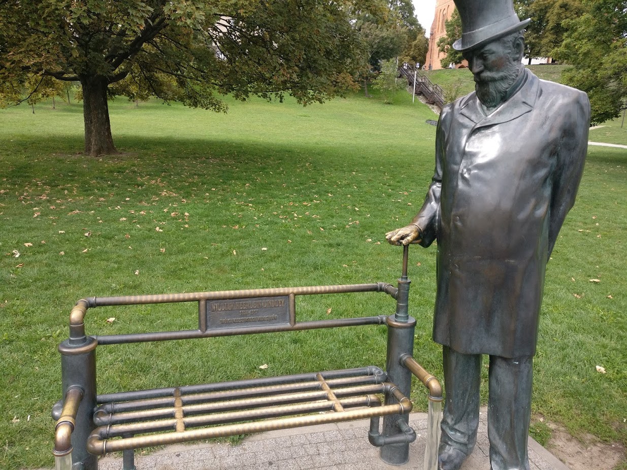 A statue of William Heerlein Lindley