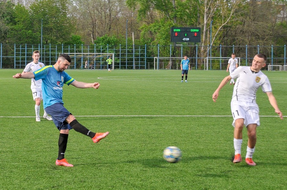 Group of people playing mini football Группа людей играющих в мини-футбол