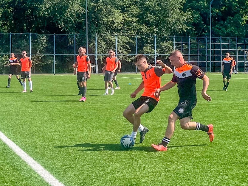 Group of people playing mini football Группа людей играющих в мини-футбол