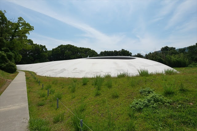 豊島美術館