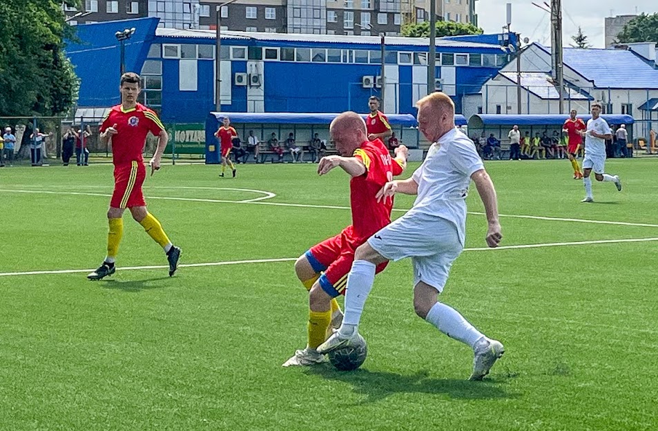 Group of people playing mini football Группа людей играющих в мини-футбол