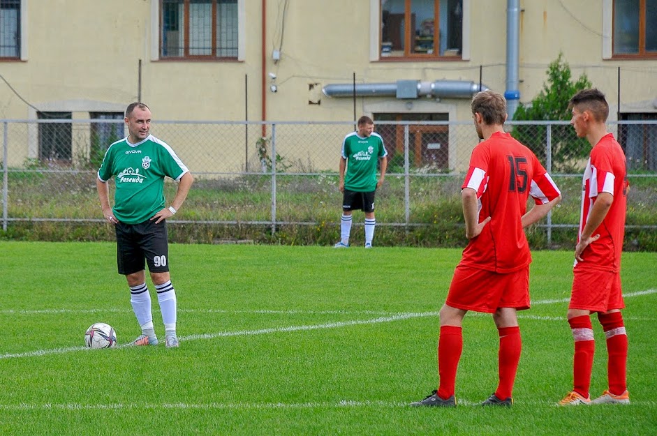 Group of people playing mini football Группа людей играющих в мини-футбол