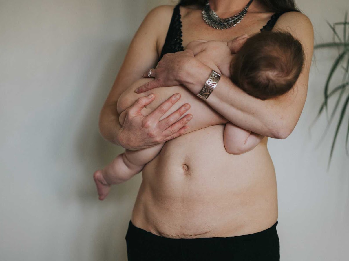 Photographer Rejoices Mothers’ Stretch Marks, Scars In Gorgeous Gold Dust Project