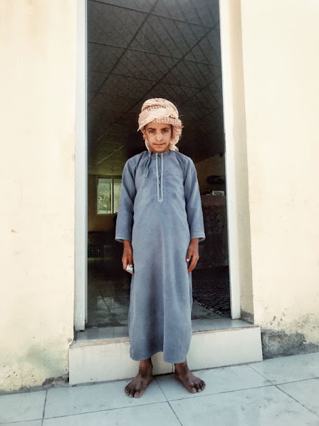 παιδί στο ομάν με παραδοσιακή φορεσιά