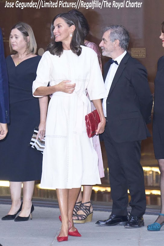 The Gorgeous Spanish Queen chose a white look with a contrasting red combination