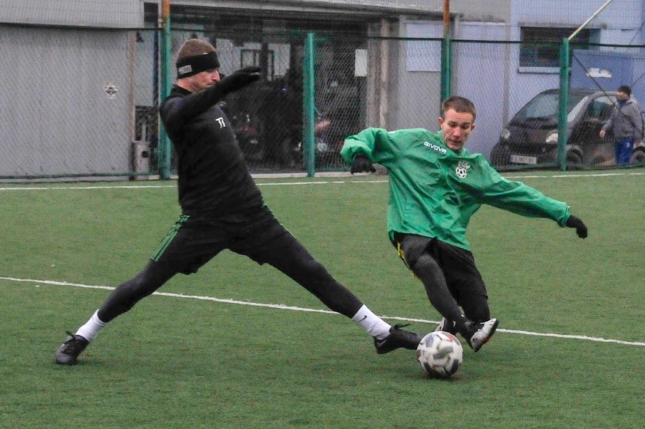 Group of people playing mini football Группа людей играющих в мини-футбол