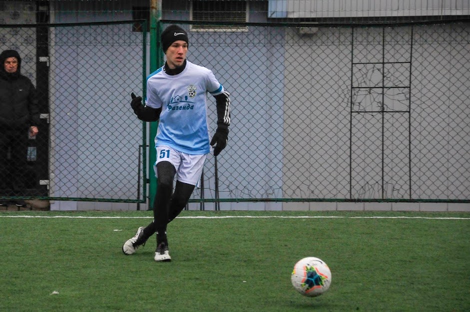 Group of people playing mini football Группа людей играющих в мини-футбол