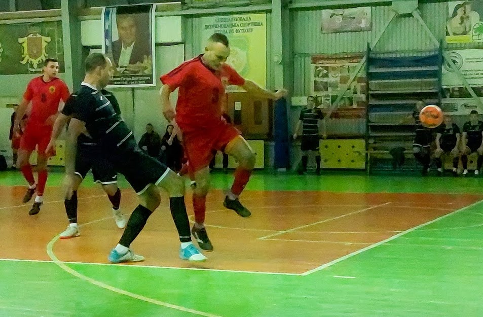 Group of people playing mini football Группа людей играющих в мини-футбол