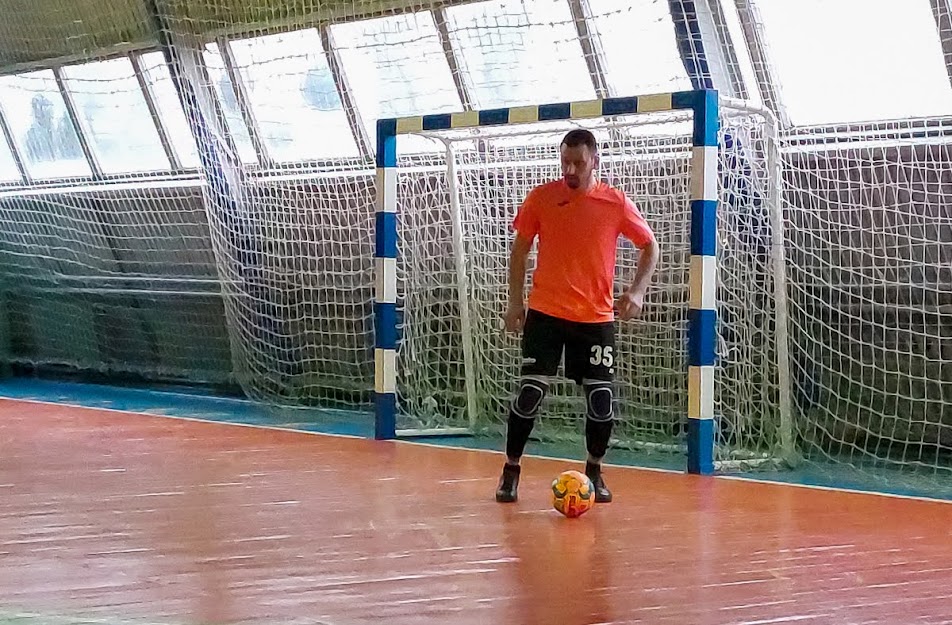 Group of people playing mini football Группа людей играющих в мини-футбол