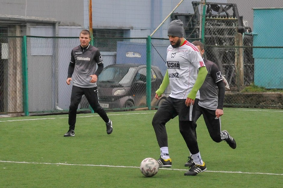 Group of people playing mini football Группа людей играющих в мини-футбол