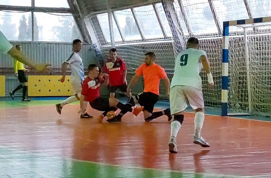 Group of people playing mini football Группа людей играющих в мини-футбол